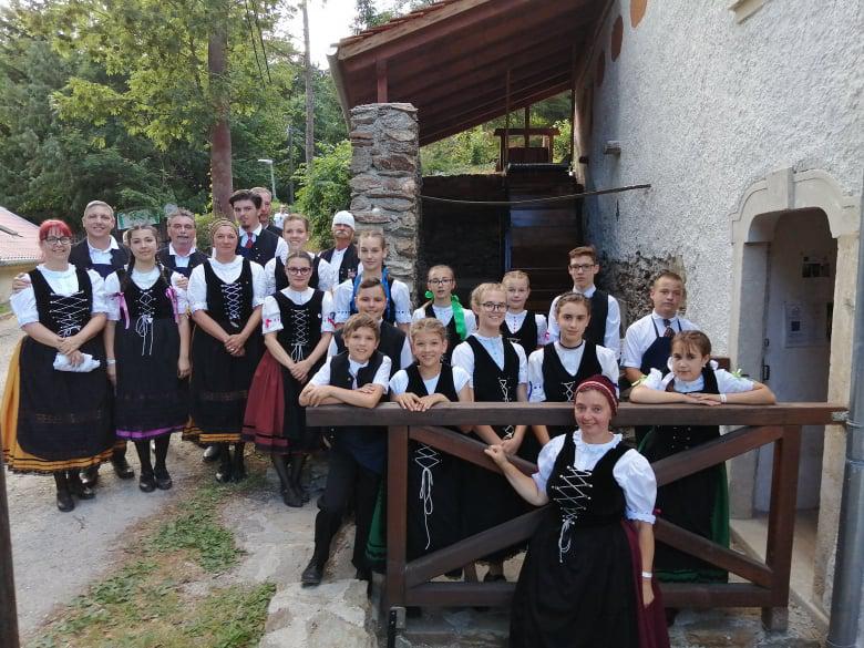 Kistestvérek utánpótlás csoportunkkal molnártáncok bemutatóját tartottunk a sopronbánfalvi Kárpáti Malomban.