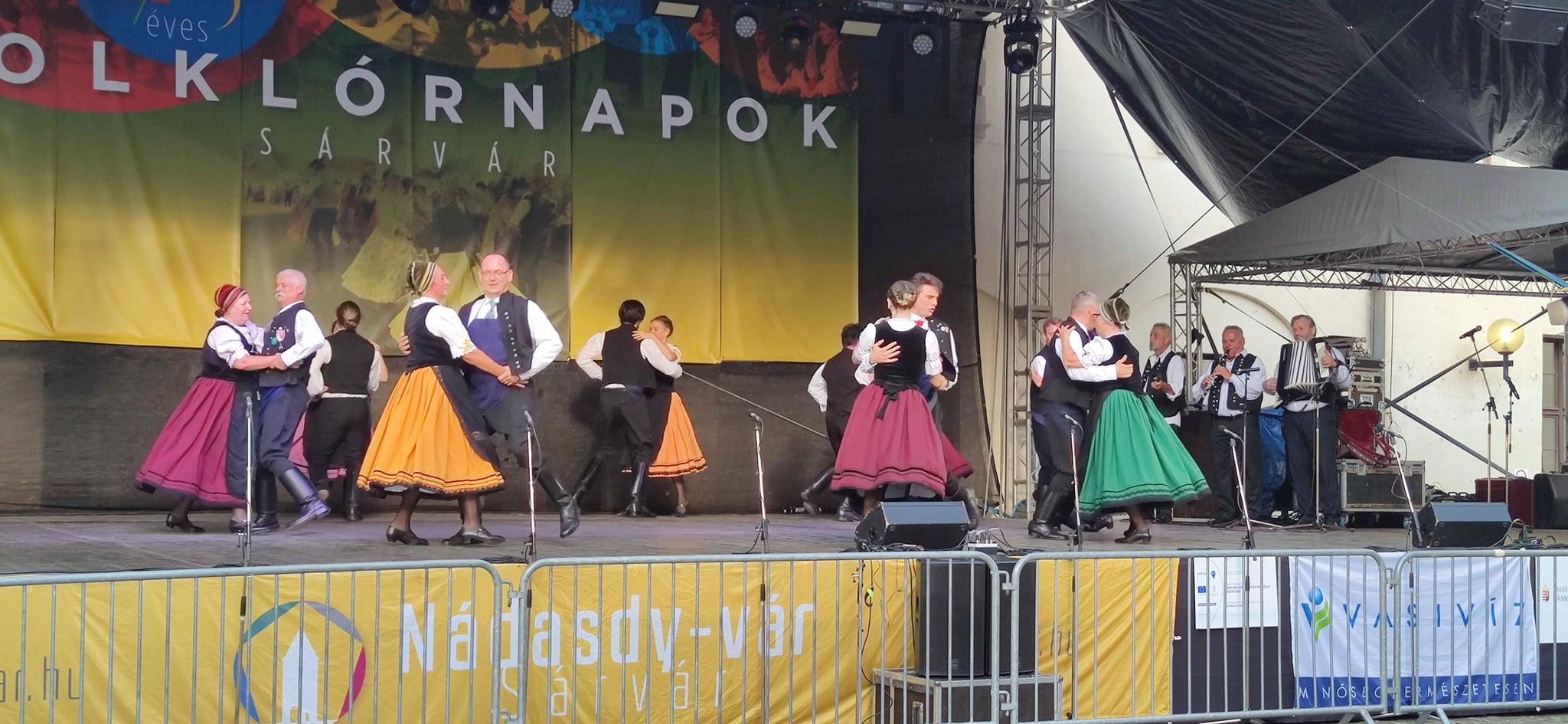 2021. augusztus 14-én Sárváron, a 40. Nemzetközi Folklórnapokon a Nádasdi Várban Német Napot tartottunk műsorunkkal és táncházzal.